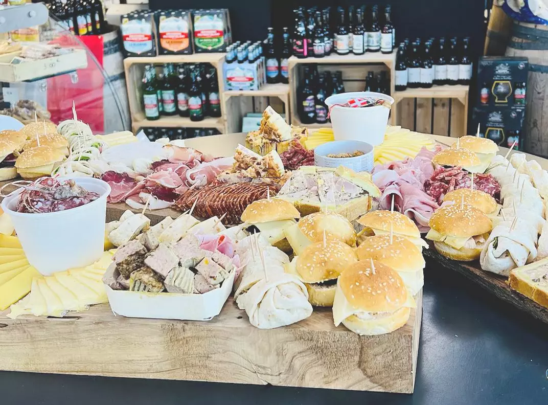 Table remplie de plats de traiteur