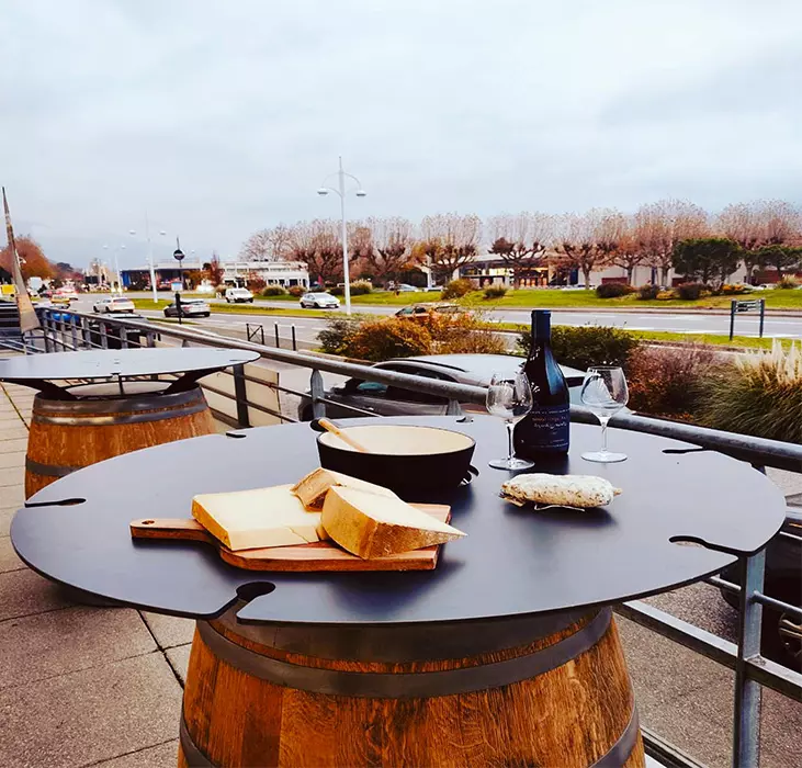 Fromage et vin sur une table en terrasse