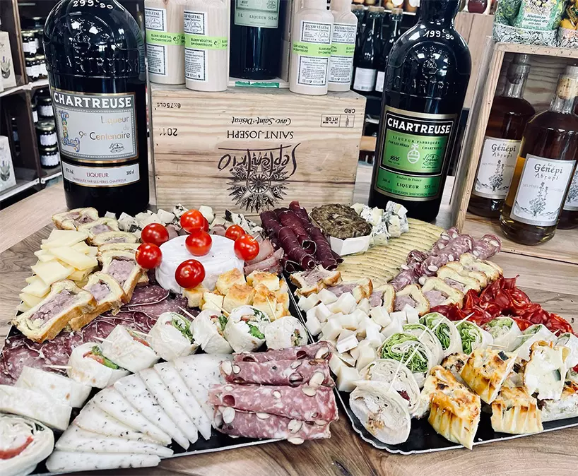 Table remplie de plats de traiteur