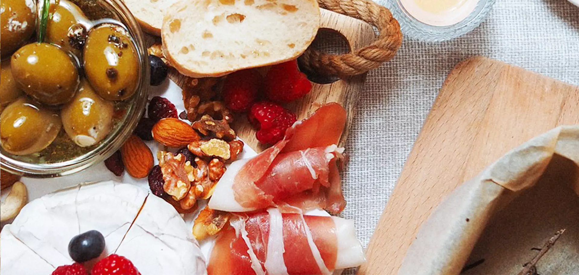 Table remplie de plats de traiteur